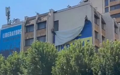 Priștina în flăcări: Drapelul Ucrainei, dispărut după întâlnirea Zelenski-Vucic