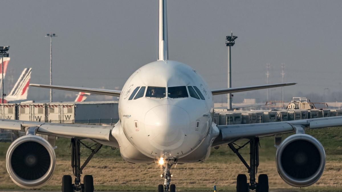 Aeroport european plin de români, cu o pistă închisă