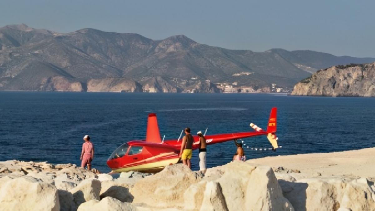 Elicopter pe plajă în Grecia: Pasager a vrut să înoate. Anchetă