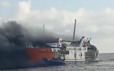 Foc pe feribot lângă Bali: 131 de persoane, misiune grea de salvare