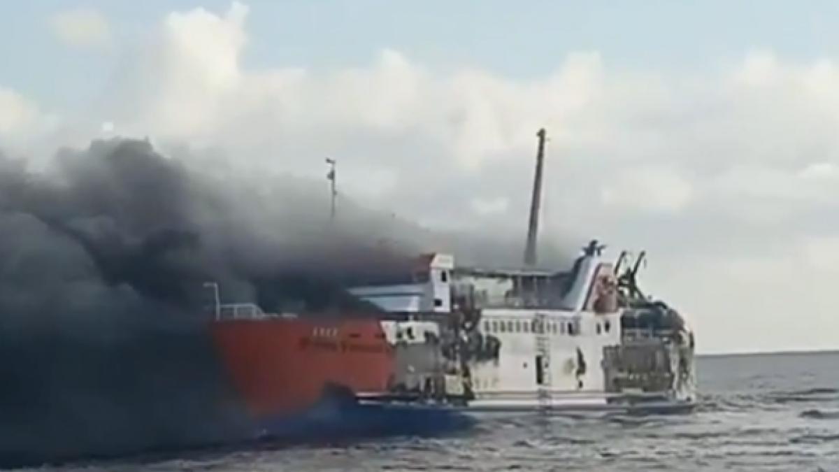 Foc pe feribot lângă Bali: 131 de persoane, misiune grea de salvare