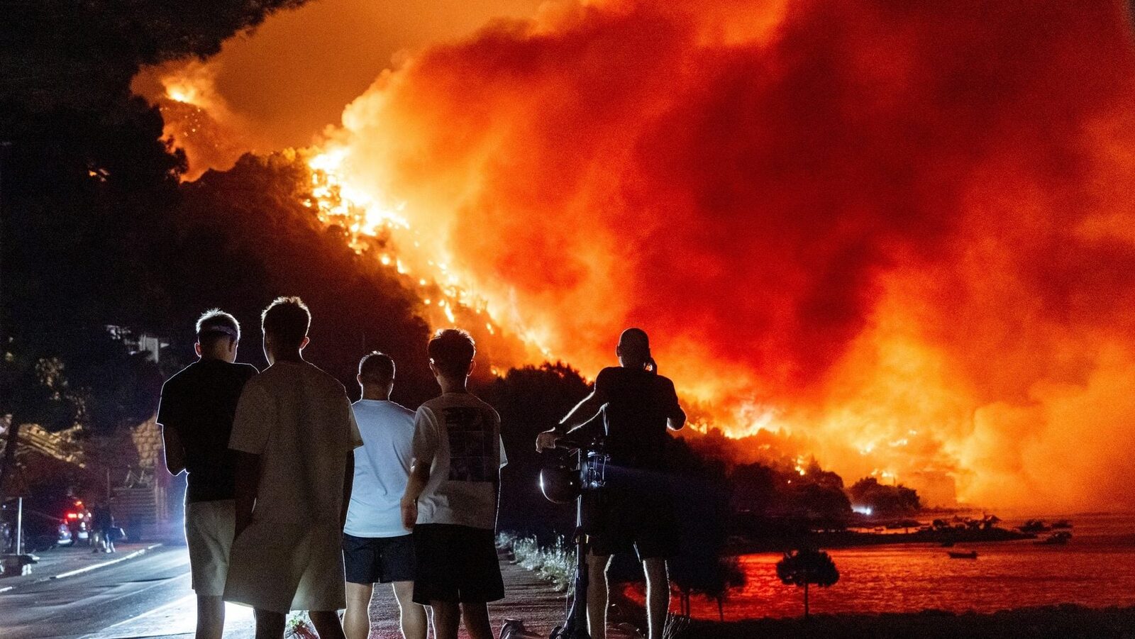 Incendiu devastator pe litoralul croat: Un mort, zeci de răniți