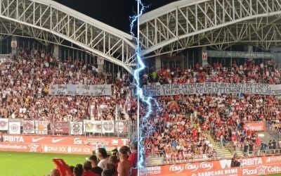 Arad – București: Galeriile s-au atacat dur: „Doar o etapă lângă armată”