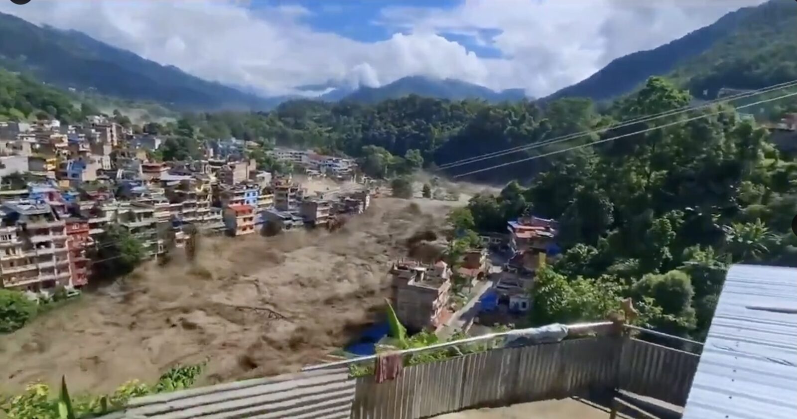 Tragedie la granița Nepal-Tibet: 160 morți, sute dispăruți