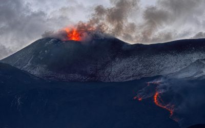 Etna a erupt! Catania, blocată. Aterizări suspendate