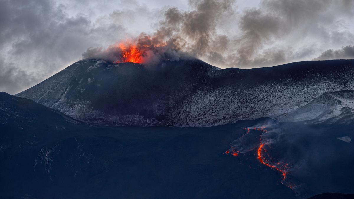 Etna a erupt! Catania, blocată. Aterizări suspendate