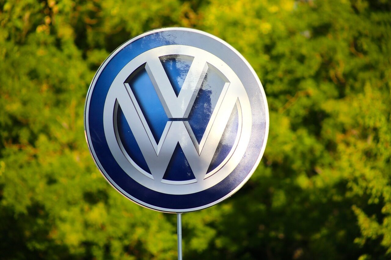 Șef Volkswagen, huiduit la fabrică: 10.000 angajați furioși pe concedieri