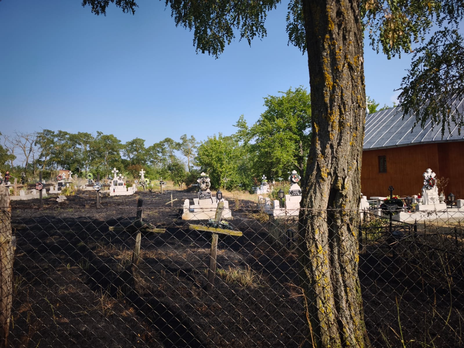 Incendiu în cimitirul din Botoșani, după o lumânare lăsată nesupravegheată