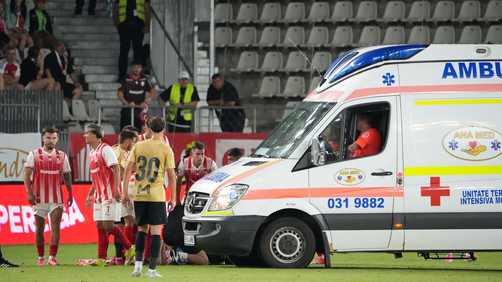 Dinamul șocat: Jucător inert pe gazon, ambulanța intervine