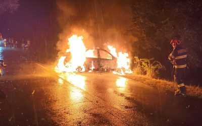 Mașină în flăcări, tânăr scos inconștient după accident în Argeș