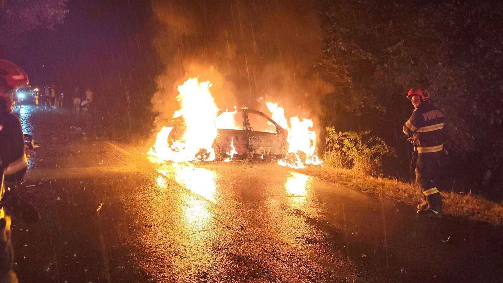 Mașină în flăcări, tânăr scos inconștient după accident în Argeș