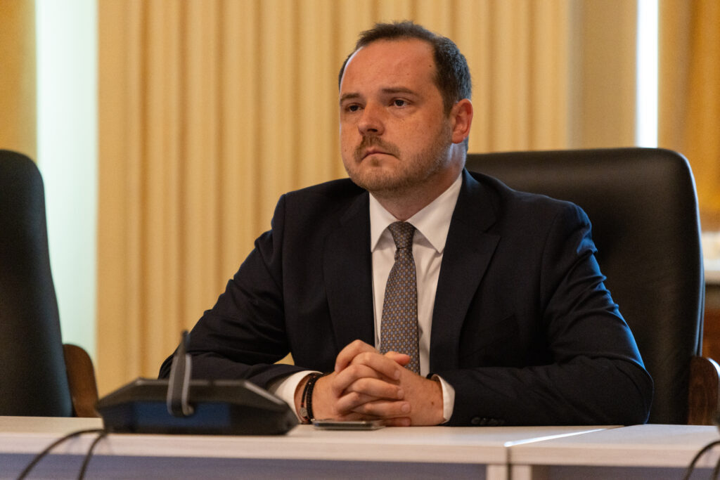 Fritz, huiduit la Timișoara! Rogobete pleacă, scandalul continuă