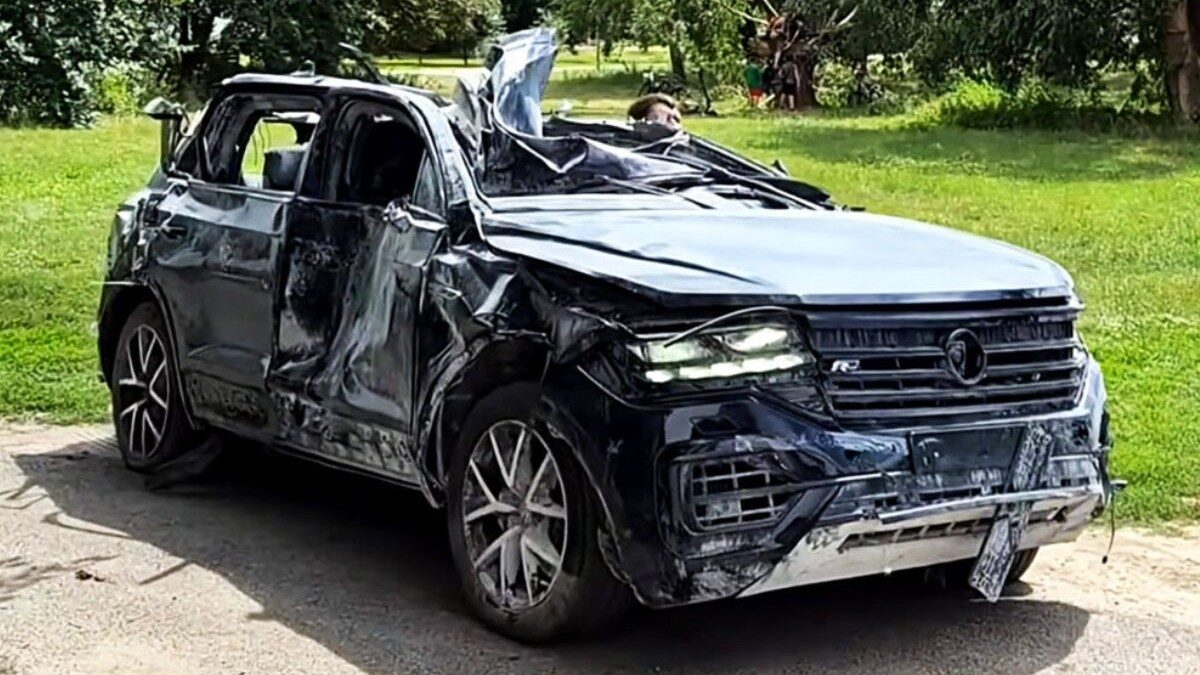 Volkswagen Touareg, lovit de rachetă, merge mai departe