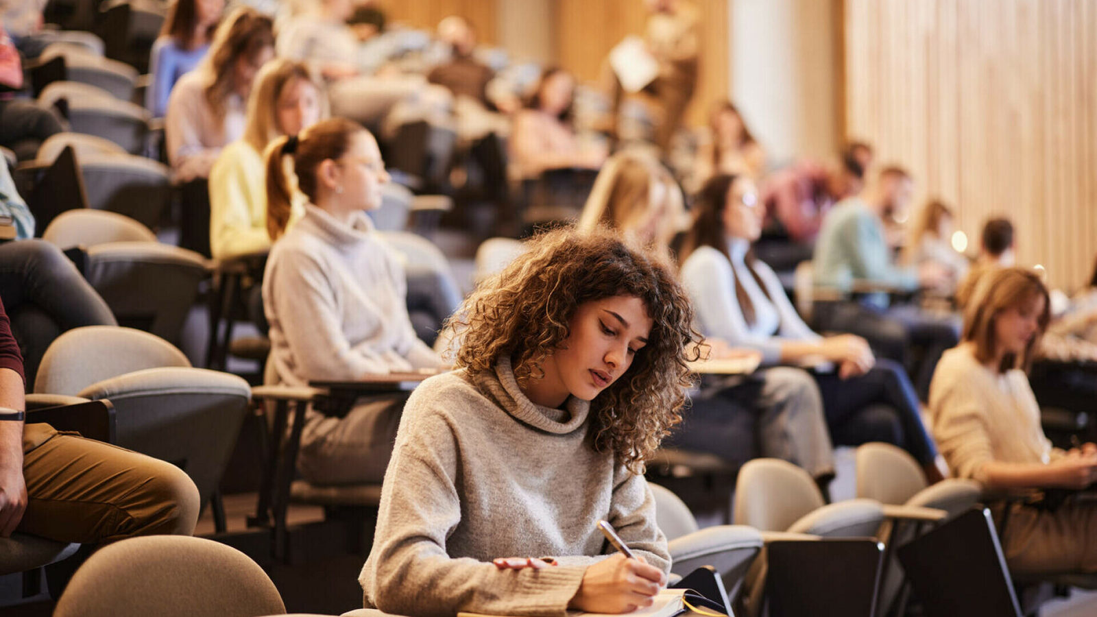 Studenții, la coadă pentru un pat: Cât e chinul cazării în orașele mari