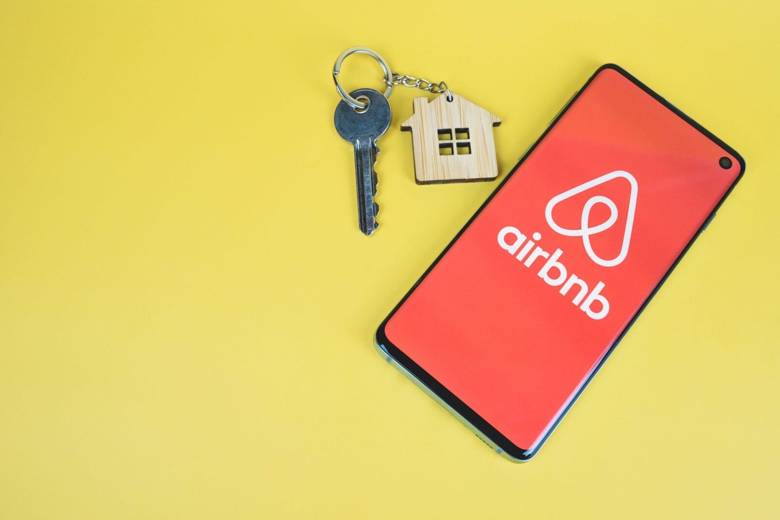 Taxe noi pe Booking/Airbnb în 2026: Ce plătești?