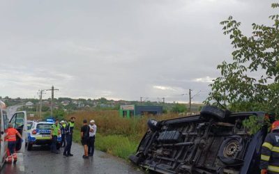 Accident grav la Sârca, Iași: Microbuz răsturnat, șase persoane implicate