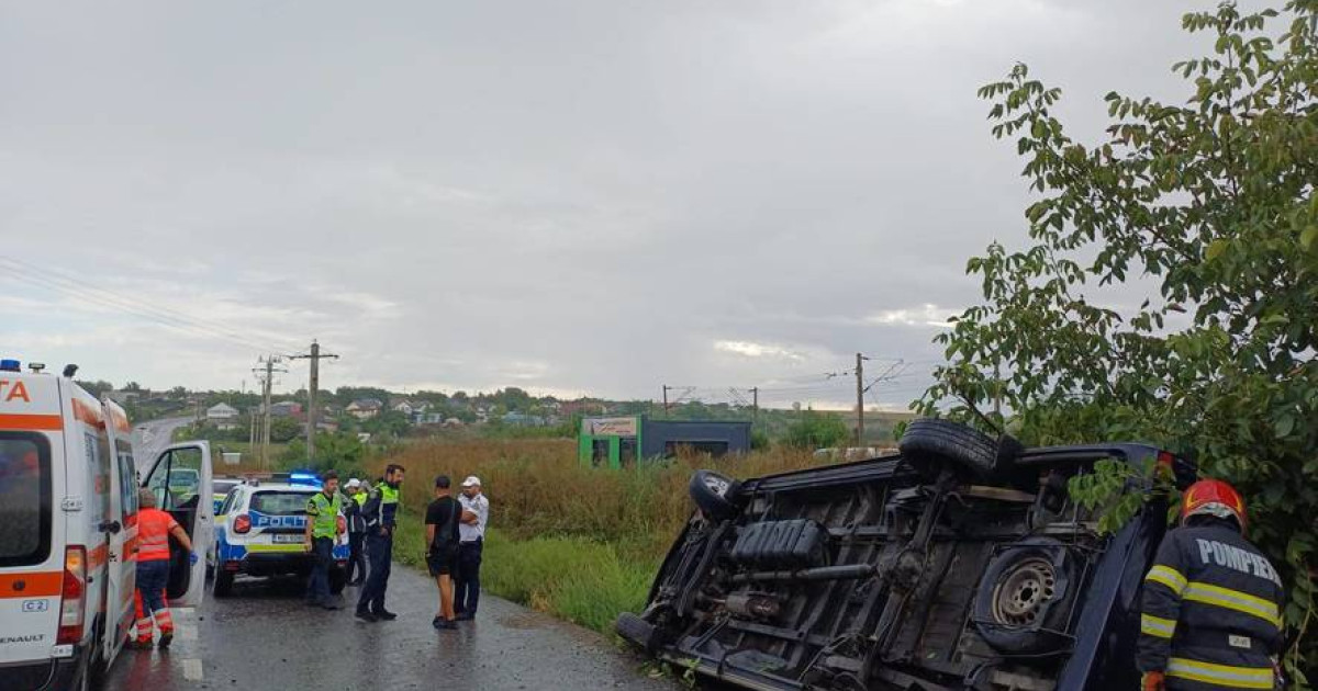 Accident grav la Sârca, Iași: Microbuz răsturnat, șase persoane implicate