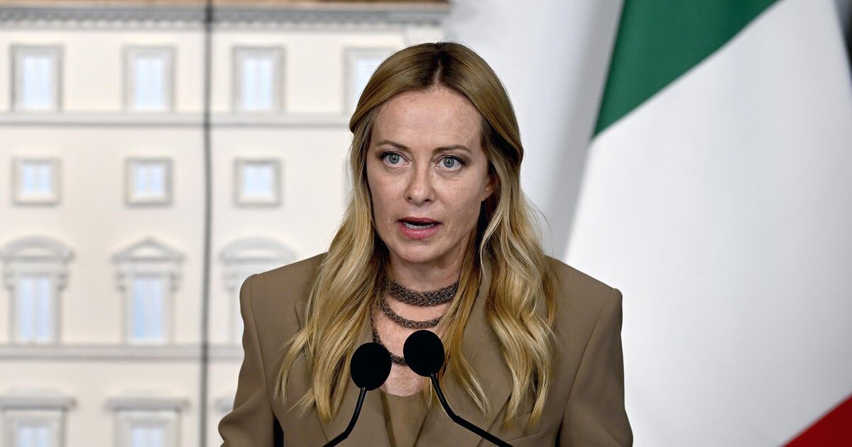 Meloni: Mai puțini studenți străini, interzis vălul în școli