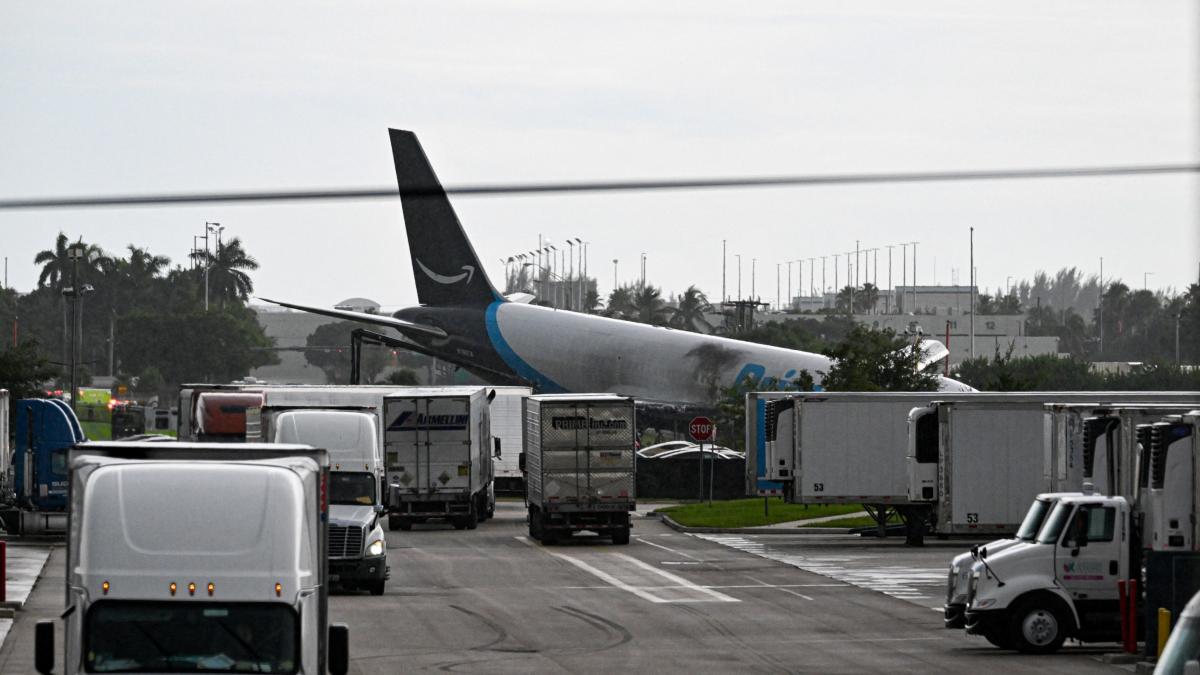 Avion Amazon, groază pe șosea: Ratare aterizare, impact devastator