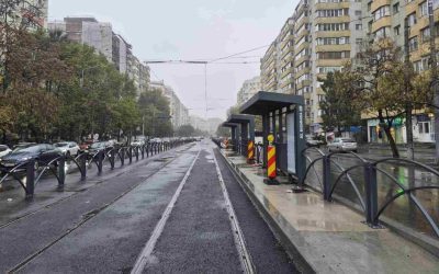 Bulevardul Chișinău: Tramvaiele circulă, banda de autobuz, blocată