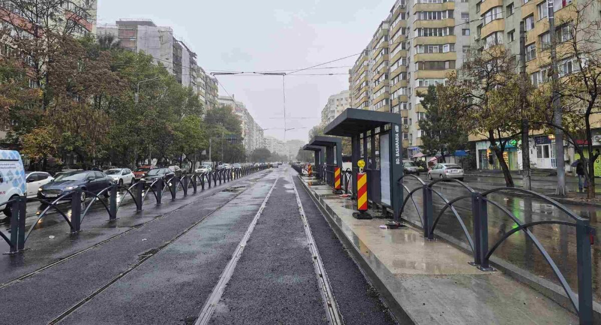 Bulevardul Chișinău: Tramvaiele circulă, banda de autobuz, blocată
