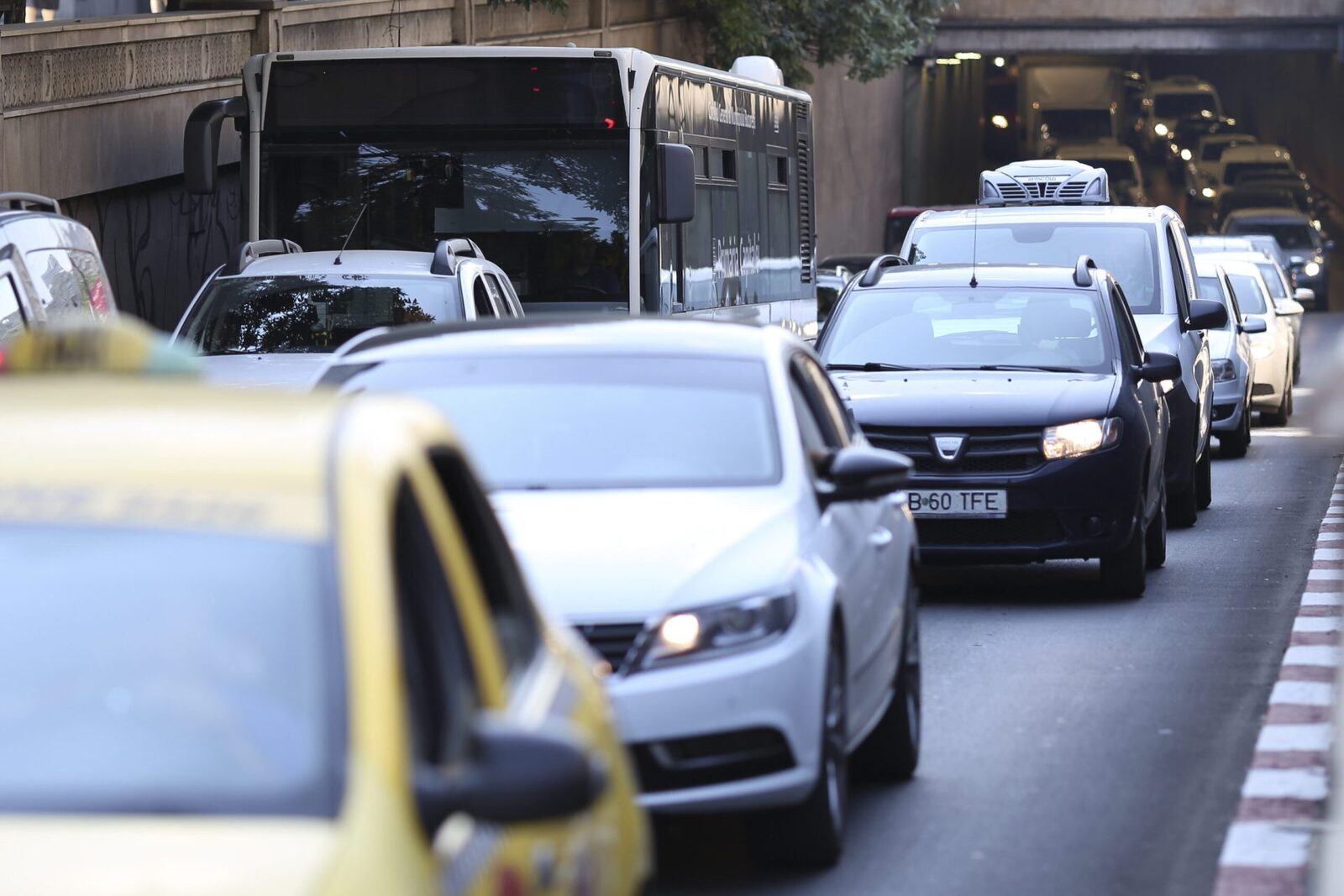 Bucureștiul, curat în 2028: Iată calendarul interdicțiilor pentru mașinile vechi