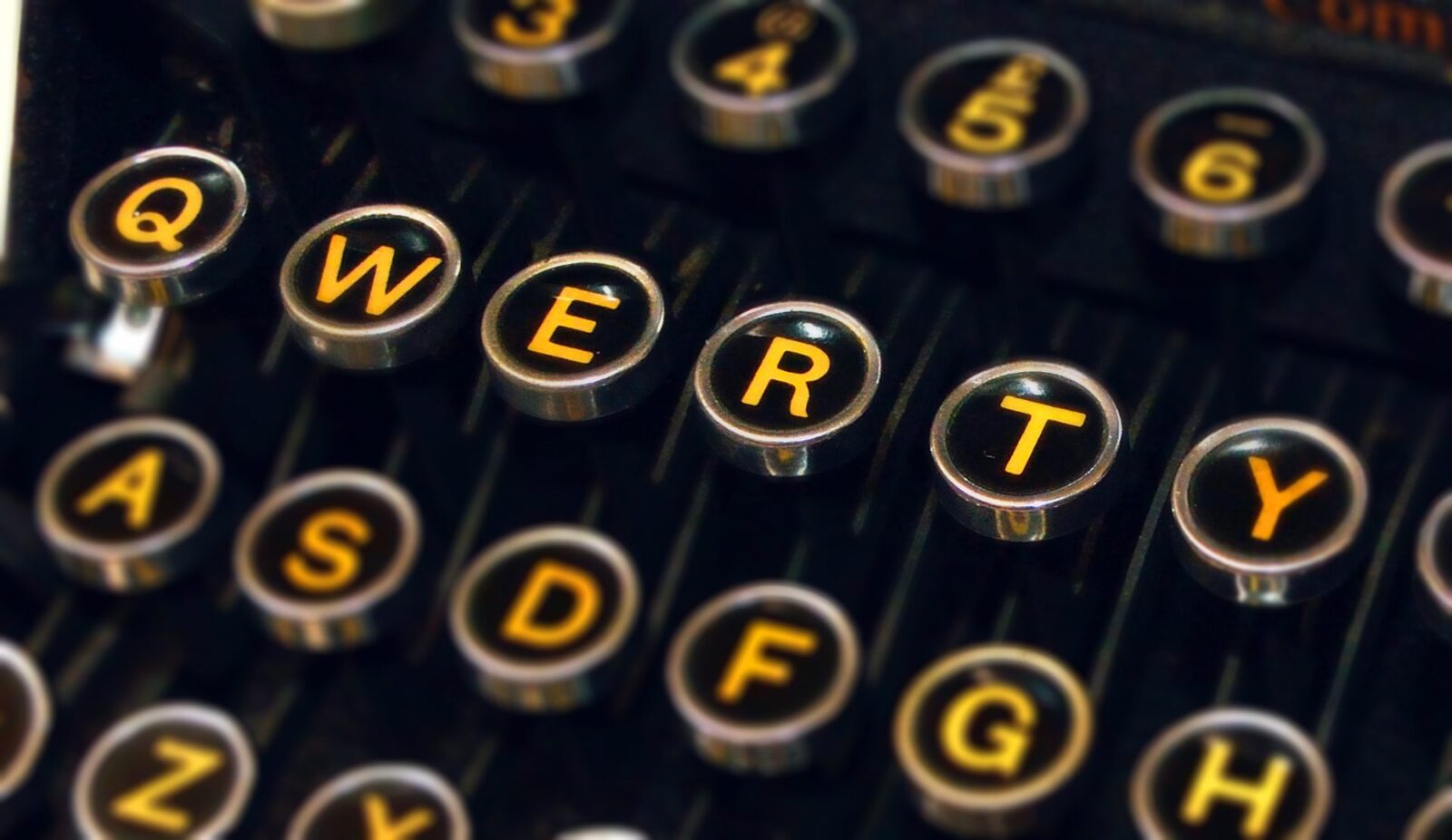 Tastatura: De ce QWERTY ne-a blocat alfabetul de 150 de ani