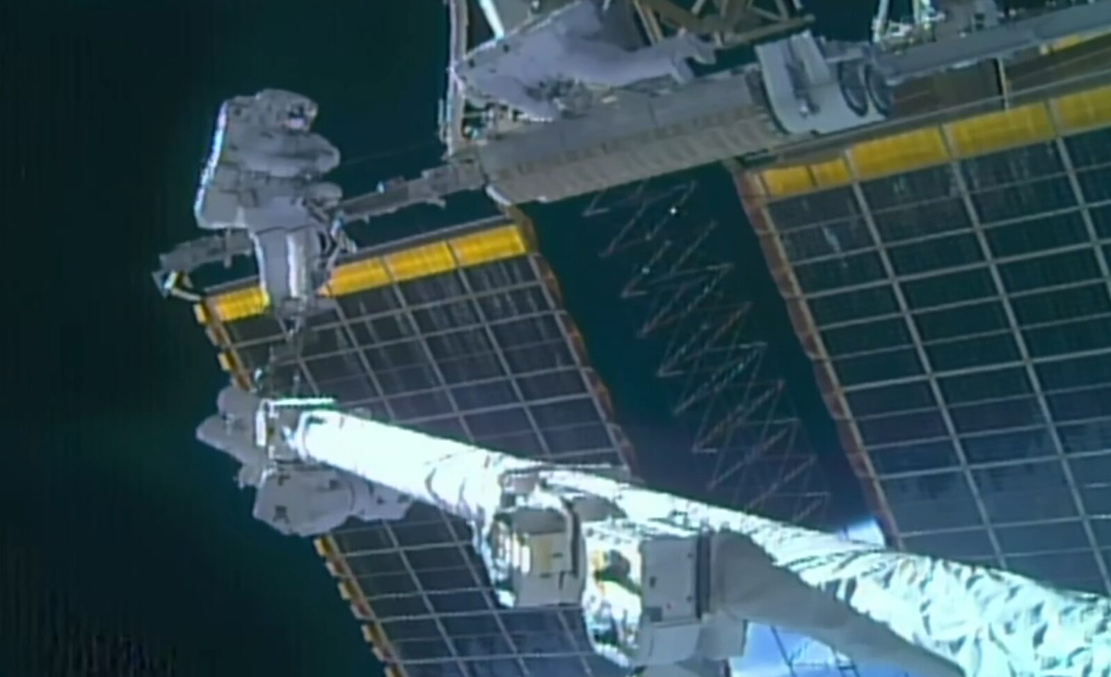 Astronauții SSI, 7 ore în spațiu: Ce-au montat la 420 km altitudine