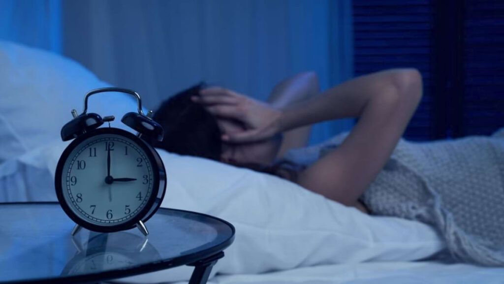 Toamna îți fură somnul: Sfatul neurologului pentru nopți liniștite