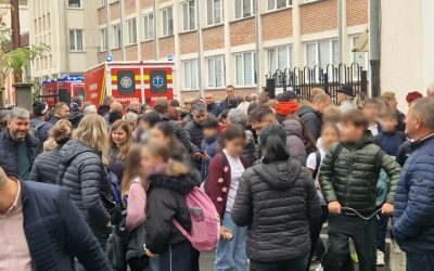 Tragedie într-o școală din Bistrița: elev atacat cu cuțitul, profesoară și coleg, răniți Un incident șocant a zguduit, luni dimineața, comunitatea Școlii gimnaziale „Ștefan cel Mare” din Bistrița