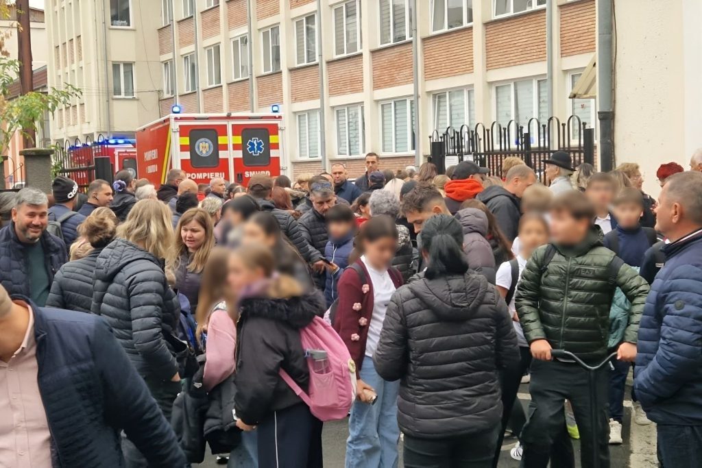 Tragedie într-o școală din Bistrița: elev atacat cu cuțitul, profesoară și coleg, răniți Un incident șocant a zguduit, luni dimineața, comunitatea Școlii gimnaziale „Ștefan cel Mare” din Bistrița