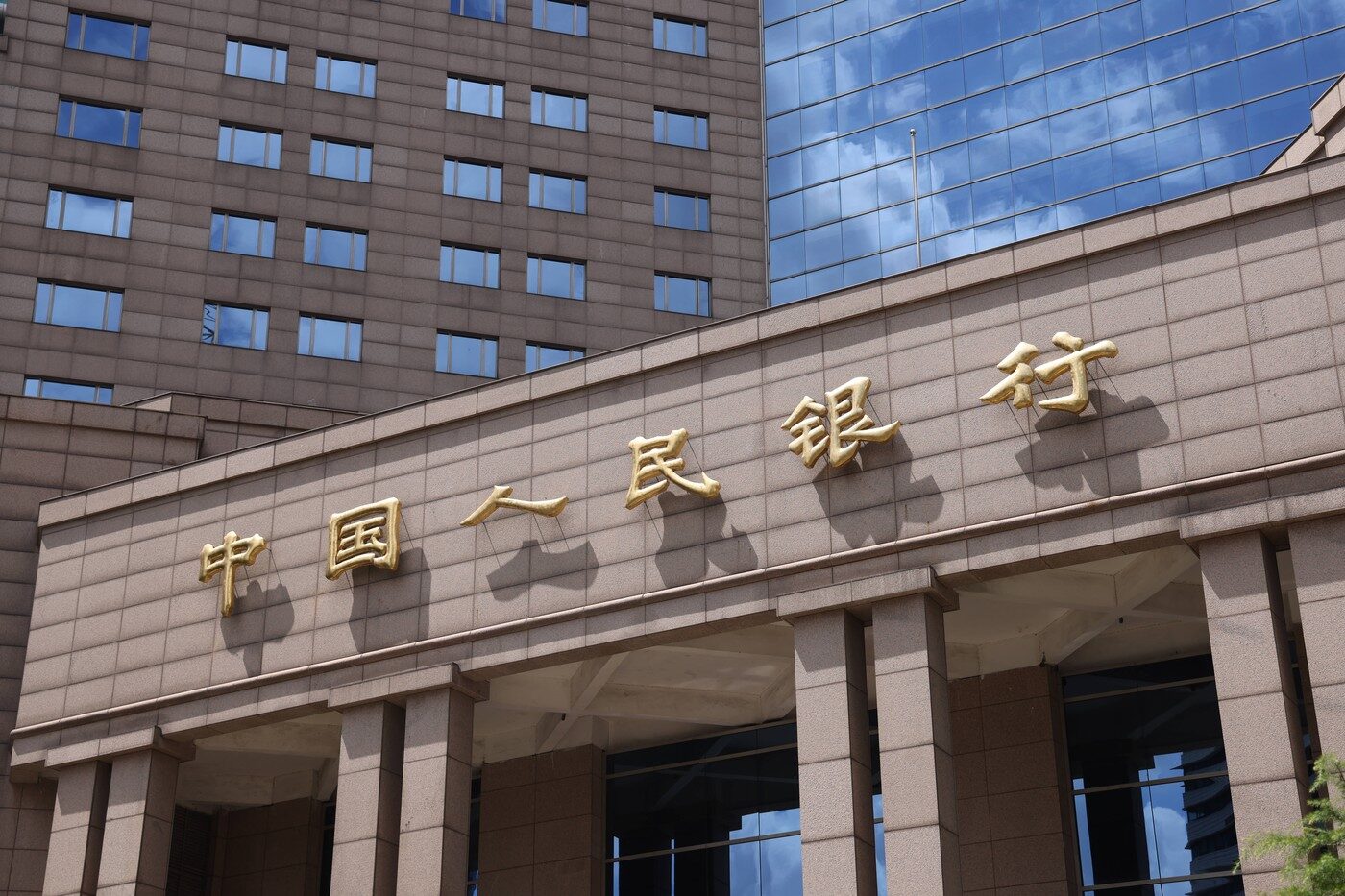 China a stins 670 de bănci: Ce ascunde Beijingul?