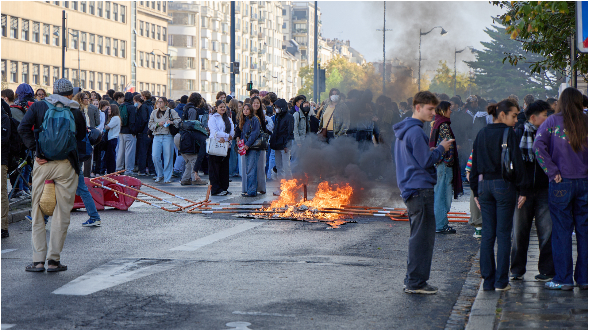Franța în flăcări: Sicoe-Tirea explică criza din stradă