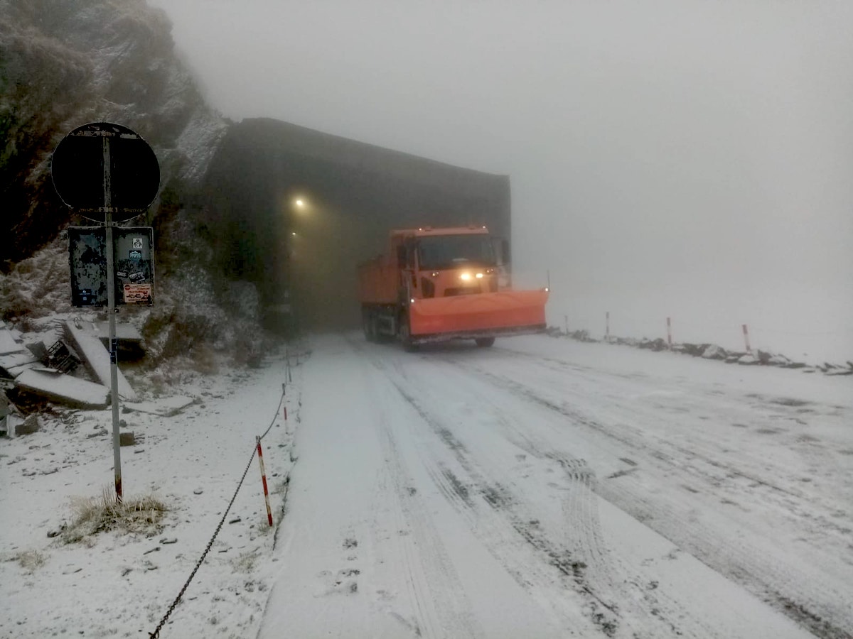Transfăgărășanul sub zăpadă: Avertisment pentru șoferi