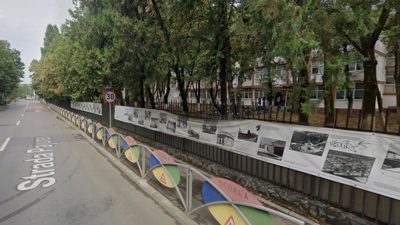 Pajura, expoziție pe gardul liceului Brâncoveanu